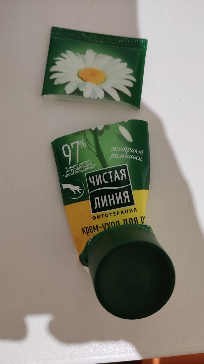 Осенью и зимой у меня ужасно пересыхают руки. Этот крем не очень плотный, но куда лучше, чем ничего