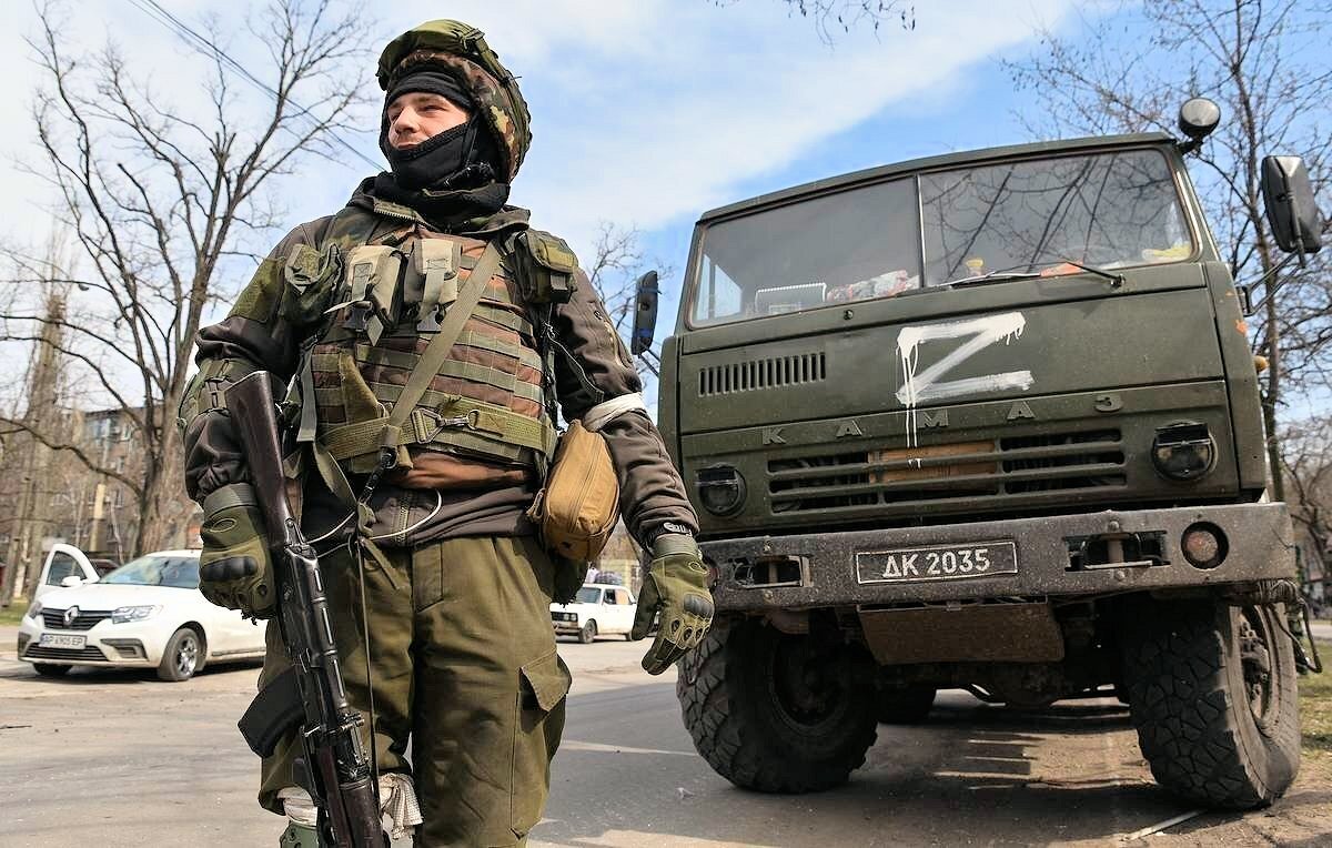 Агент СБУ Украины у входа в Почаевскую Лавру.