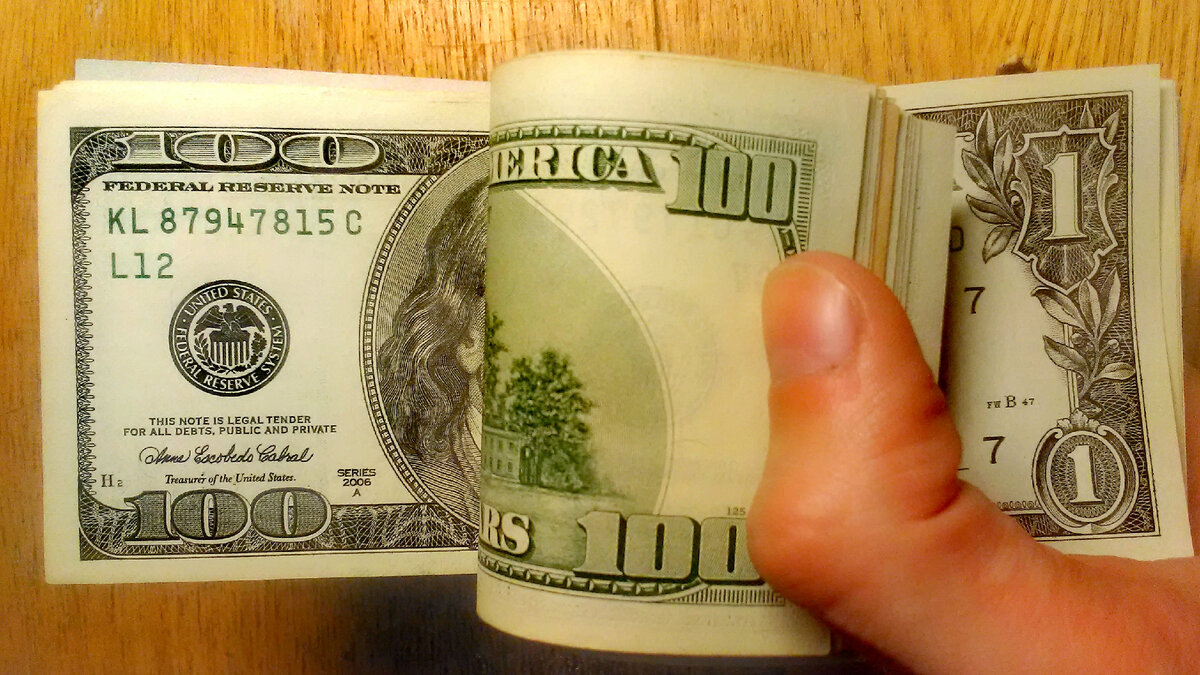 Немного долларов для атмосферы. П. С. Естественно ЗП в рублях и на расчётный счёт пришла. 