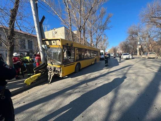     В Саратове в ДТП с автобусом маршрута №11 пострадали 10 человек Фото: правительство Саратовской области