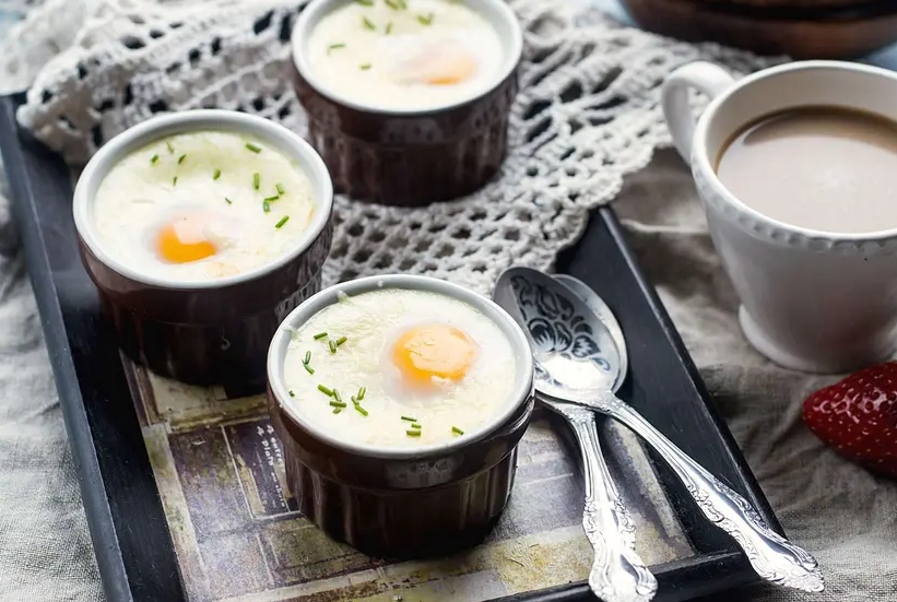 Хороший простой рецепт яиц из духовки, идеально подходящий для завтрака или ужина. Они также восхитительны в качестве закуски к праздникам.