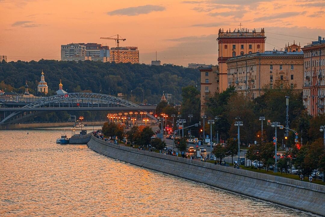 Москва река 1. Фрунзенская набережная Москва. Москва река Фрунзенская набережная. Хамовники набережная. Фрунзенская набережная Питер.