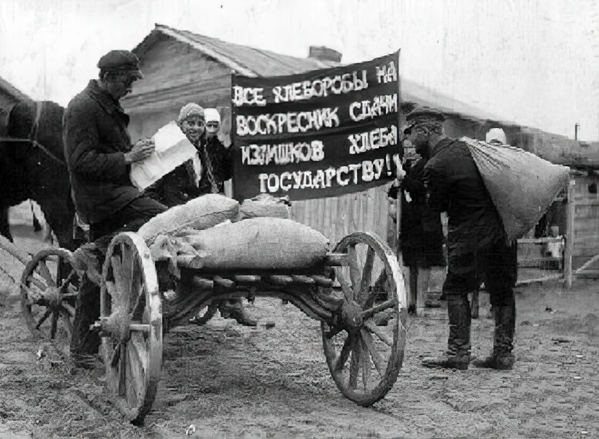 Раскулачивание крестьян 1918. Военный коммунизм раскулачивание. Изъятие хлеба продотрядами, 1918 год.. Раскулачивание крестьян 1930.