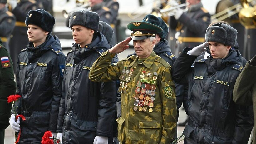    Подмосковная делегация на церемонии возложения цветов к Могиле Неизвестного Солдата ©Telegram-канал Мособлдумы