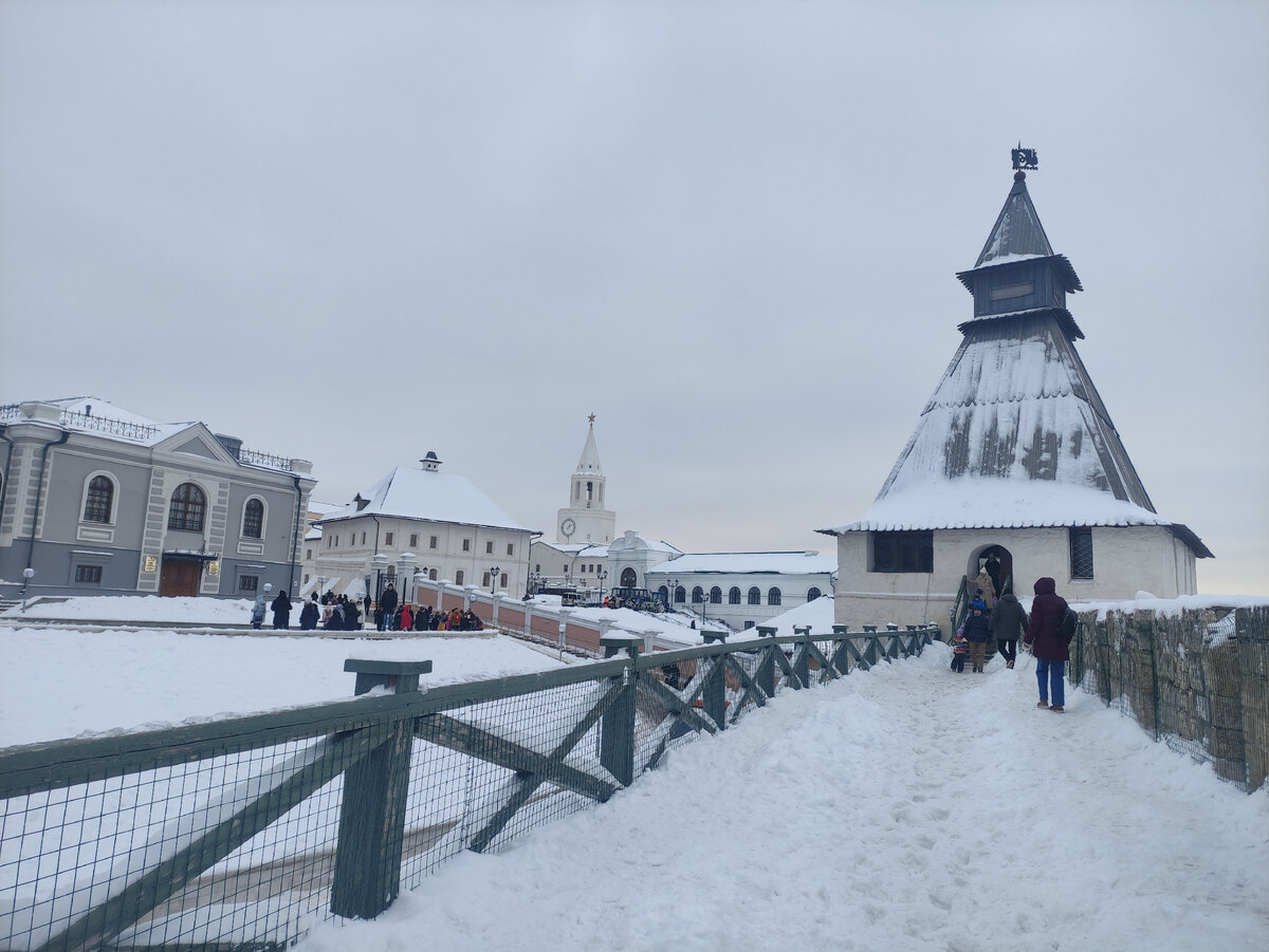 Эти стены и башни напоминают Псков.