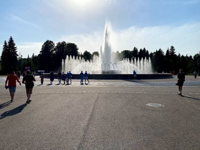 Фонтан в центре парка. Вокруг него — каллиграфия Покраса Лампаса, но с уровня земли она смотрится непонятно. Видел фотки с дрона — улет.