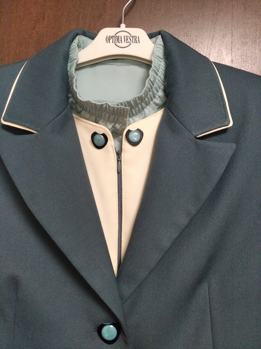 На фото сразу три обновленных вещи из форменной одежды-пиджак, сарафан и блузка