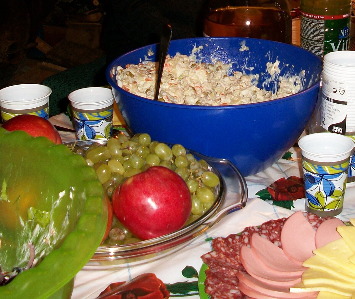 Пресловутый тазик с салатом. Фото автора 