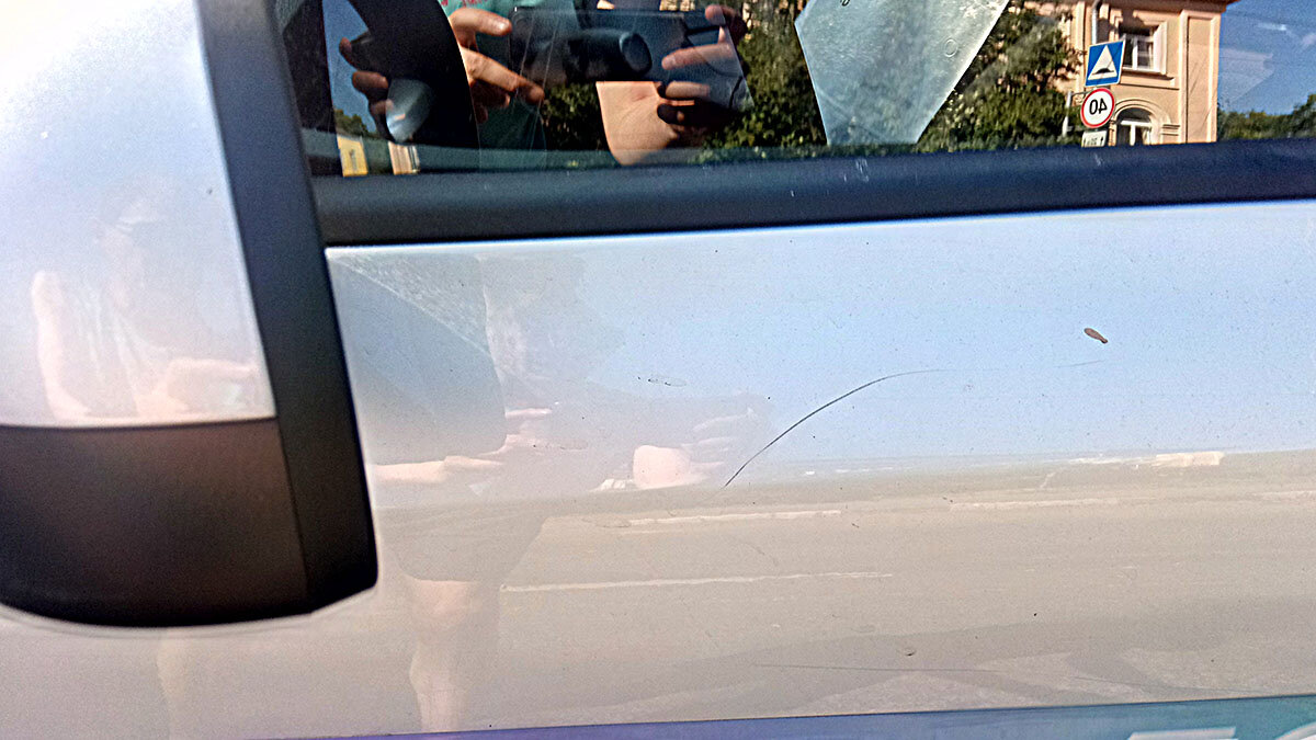 даже за такую фигню как эта царапина может прилететь нехилый штраф