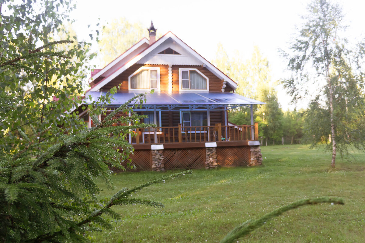 А это фото автора. База, где мы отдыхали всей семьёй. "Лесной остров" под Рыбинском.