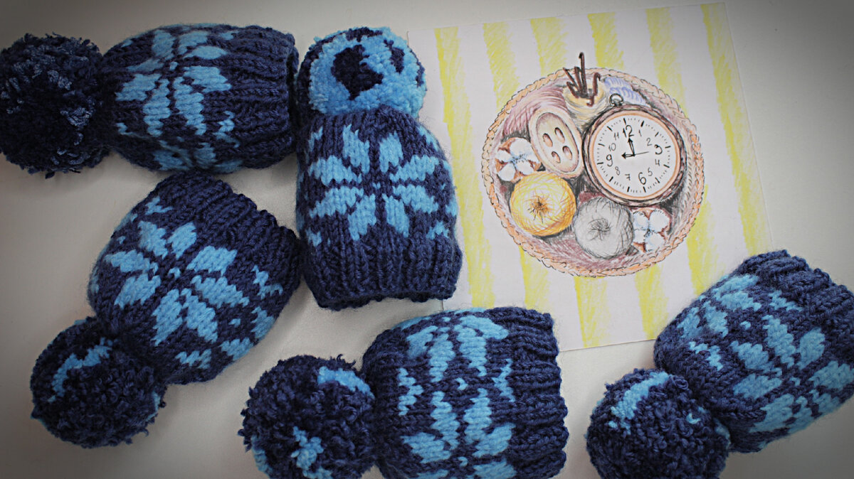 Вязаные шапочки-гирлянды для ёлки.