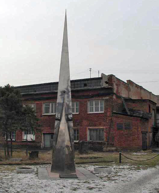 Памятник  лётчикам  - героям на территории предприятия.