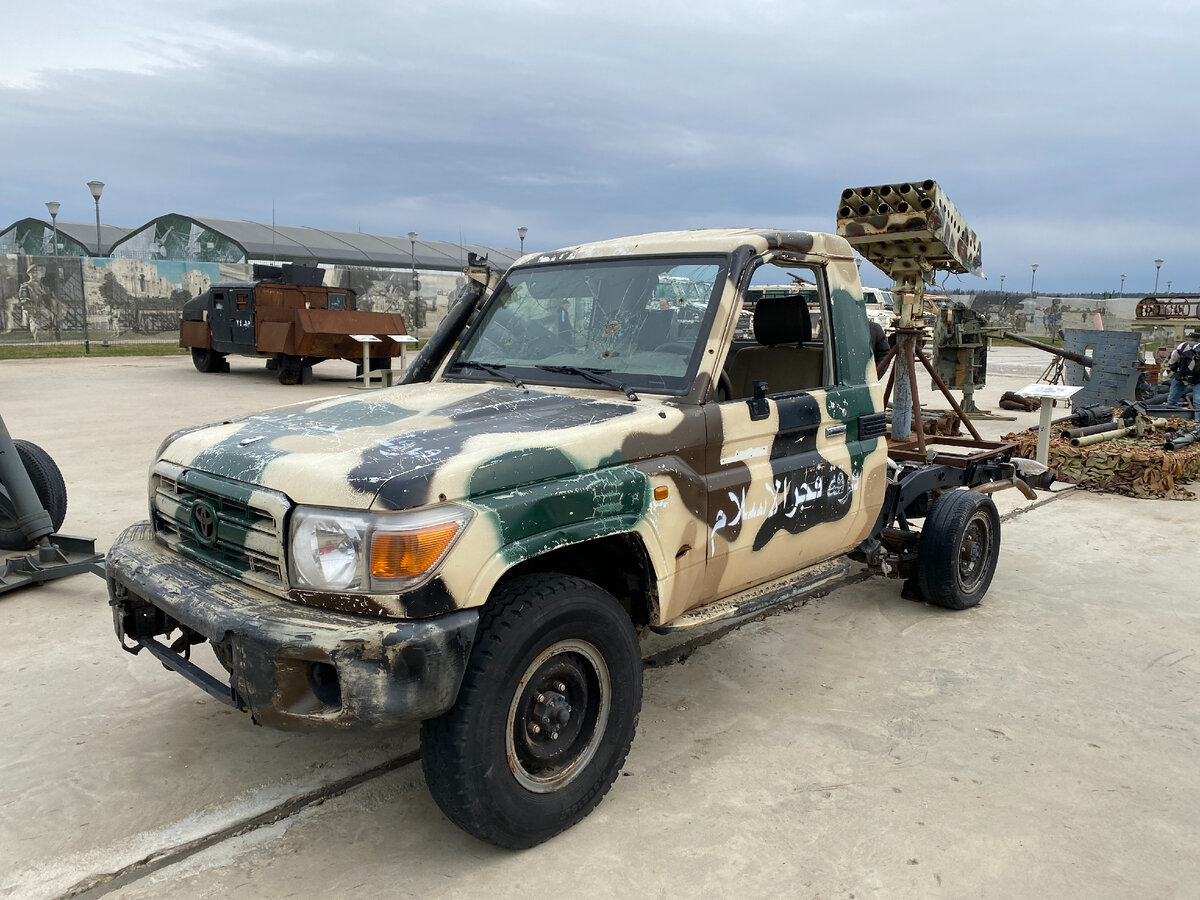 Пикап Toyota Land Cruiser 76 с авиационной пусковой установкой 