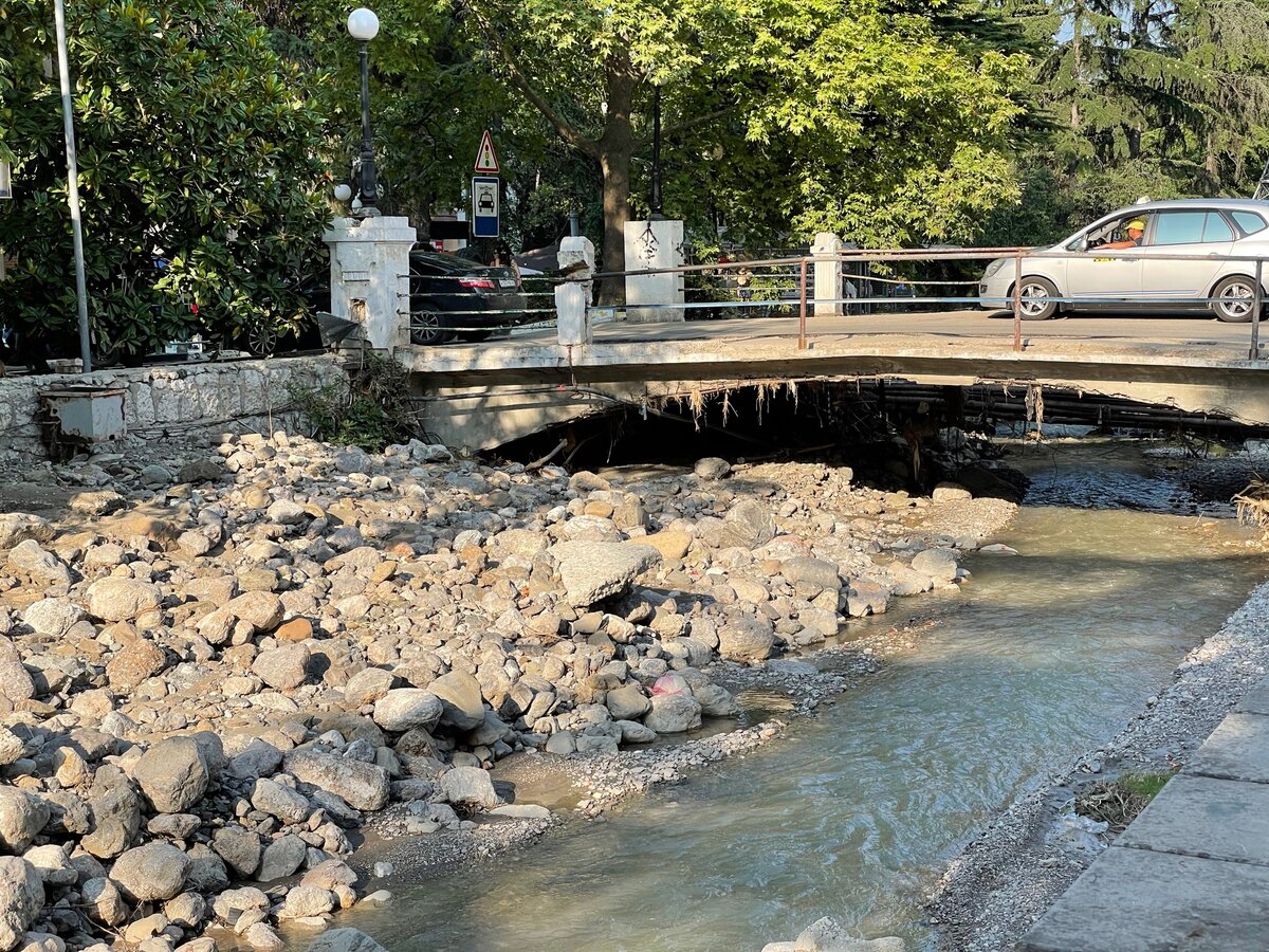 Река Водопадная. Раньше этих валунов здесь не было 