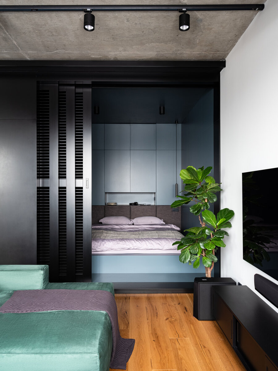 Кондиционер скрыли в коробе под подоконником. 