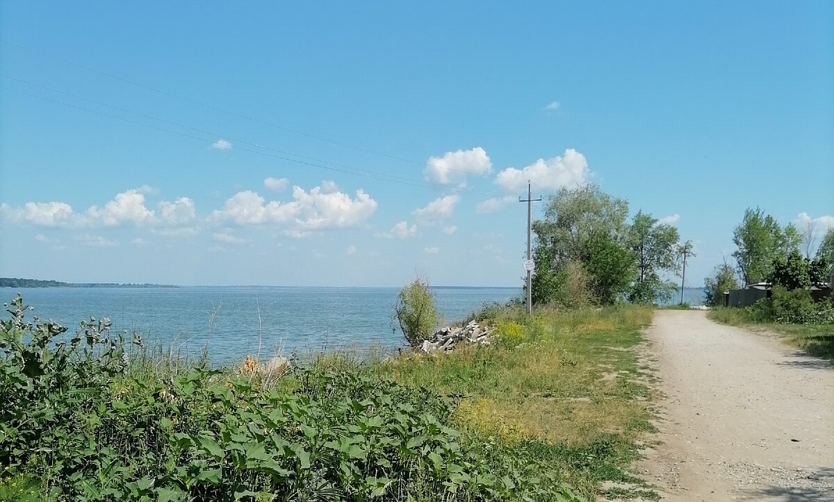 Дорога вдоль дачного поселка рядом с Волгой