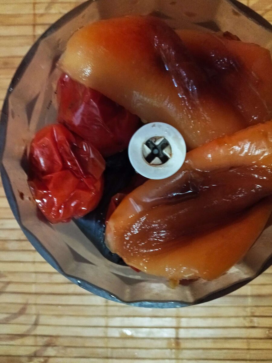 Приготовление икры из баклажан, время приготовления, не считая времени запекания овощей - всего две минуты.