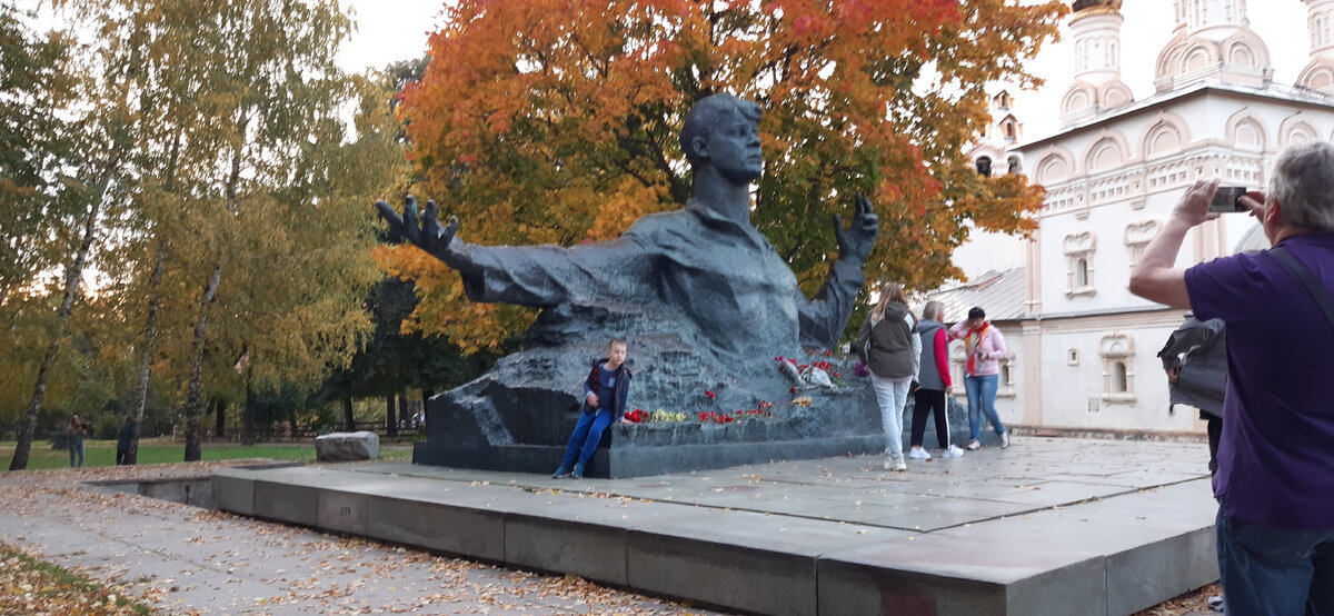 Памятник Сергею Есенину Скульптор Александр Кибальников Установлен в 1975 году