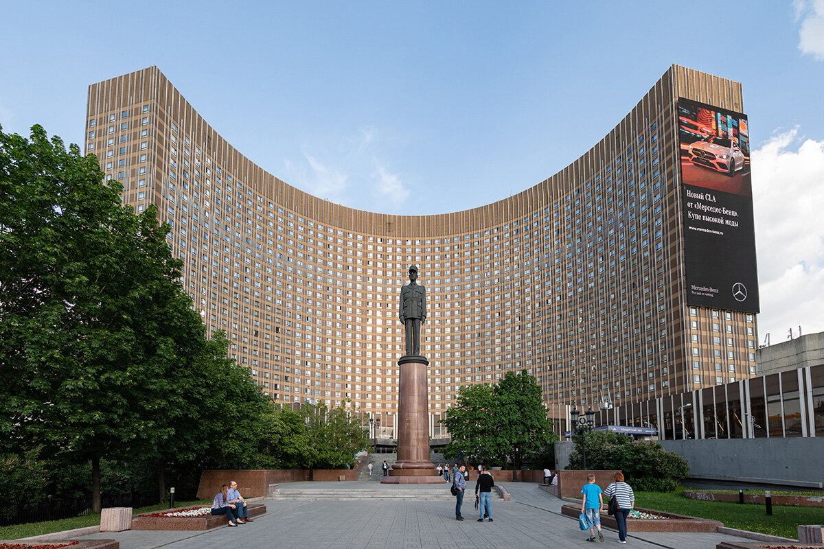 Гостиница «Космос» (фото: Денис Васильев)