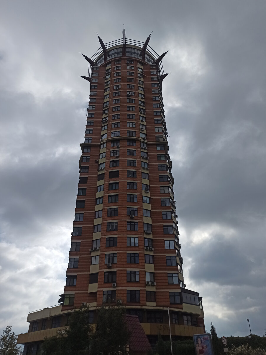 Высотка с "короной на голове".