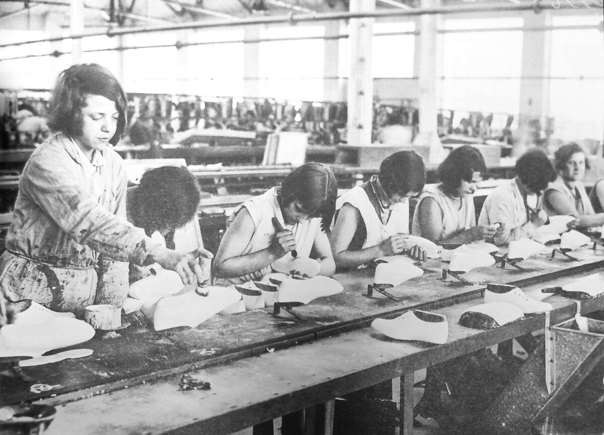 Разные стадии массового производства знаменитых парусиновых туфель на резиновой подошве.