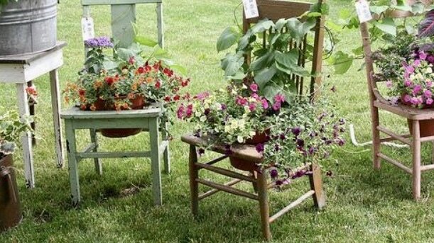 Клумбы из стульев