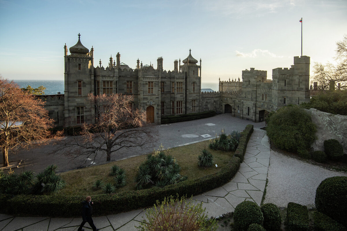 Крым Алупкинский дворец экскурсанты