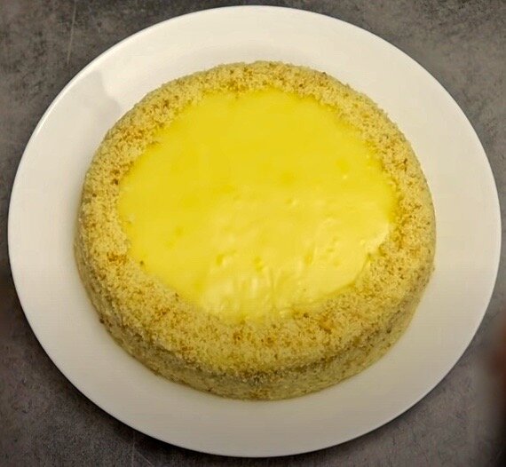 Лимонный бисквитный пирог с лимонным кремом.