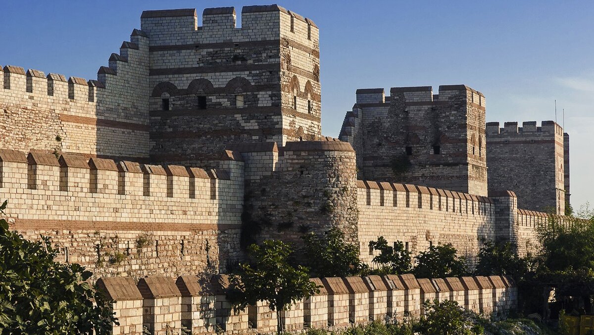 Крепостная стена Константинополя сейчас