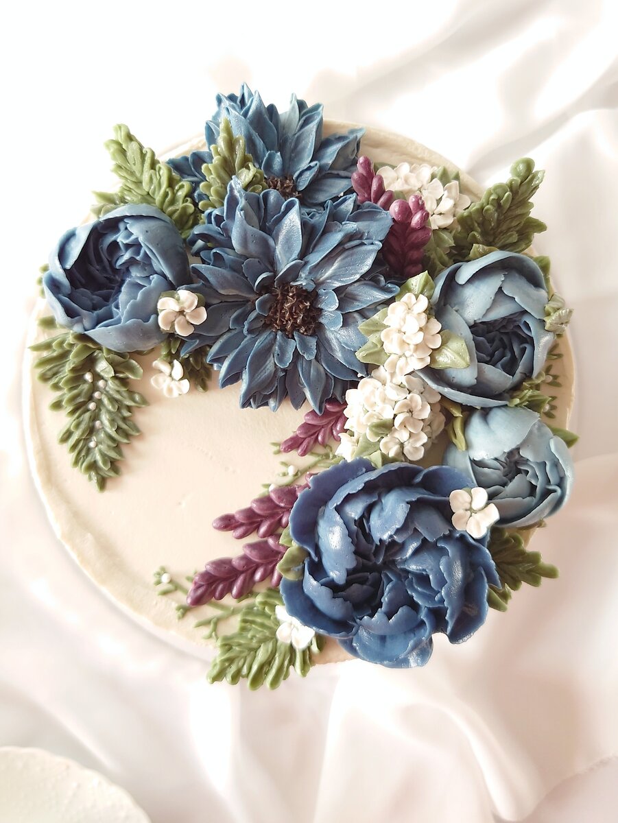 Торт с цветами из белково-масляного крема