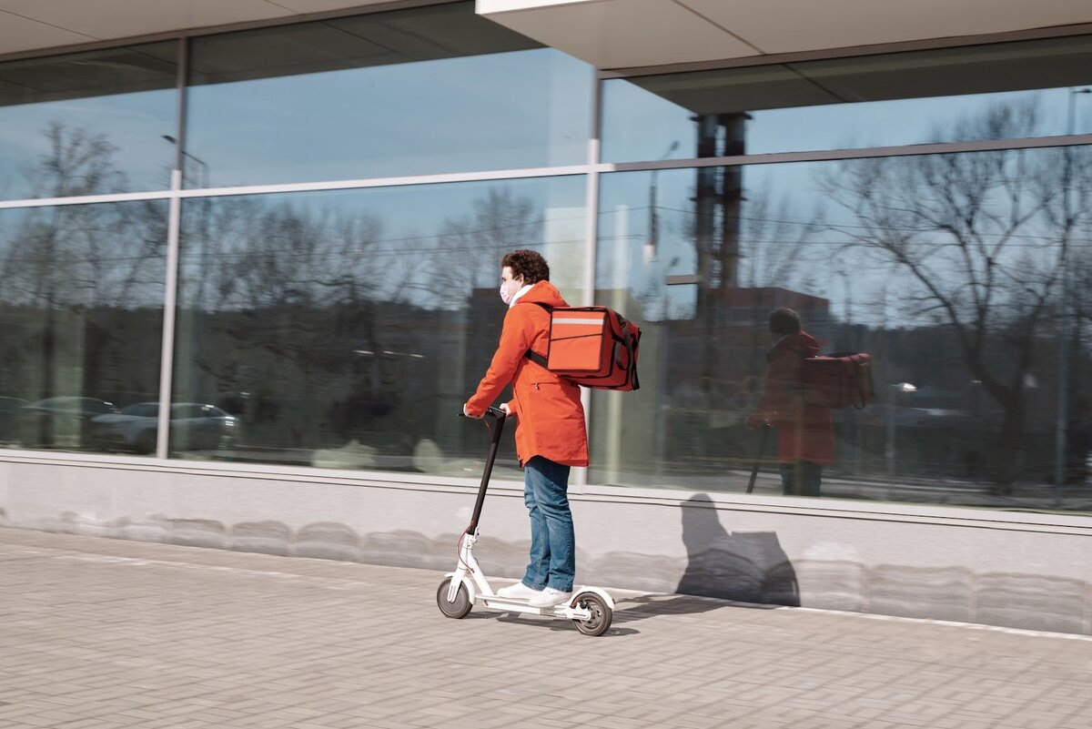 Micro mobility. Курьер самокат. Курьеры на электросамокатах. Курьер на электросамокате