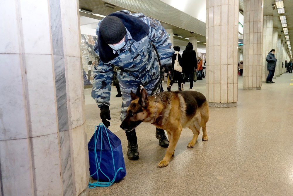 Красс об— Молодец, Красс, — хвалит своего напарника старшина полиции Сергей Банников. – Пойдём в дежурку – угощение заслужил!наружил подозрительный рюкзак.