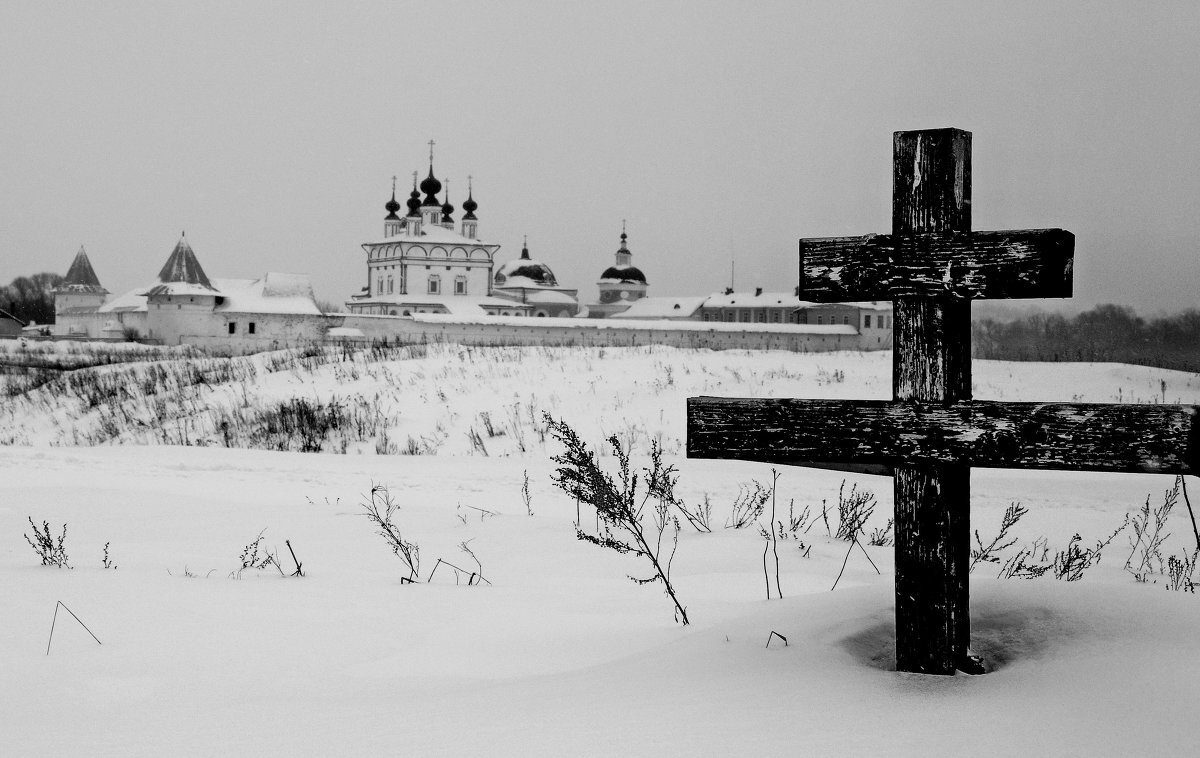 Погост дорога. Белопесоцкий монастырь кладбище. Белопесоцкий монастырь памятный крест. Кладбище зимой. Погост крест.