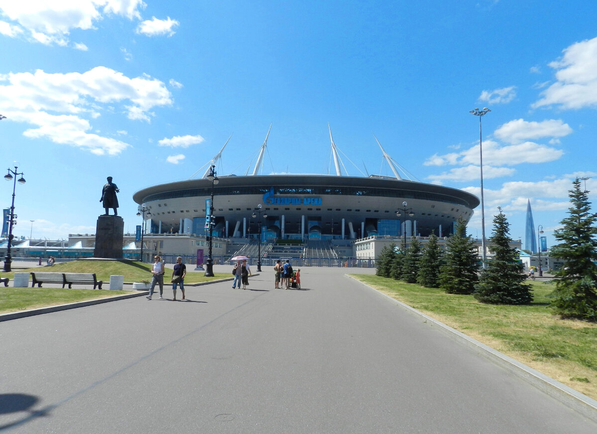 Подход к стадиону Газпром Арена со стороны Приморского парка Победы. Фото из личного архива.