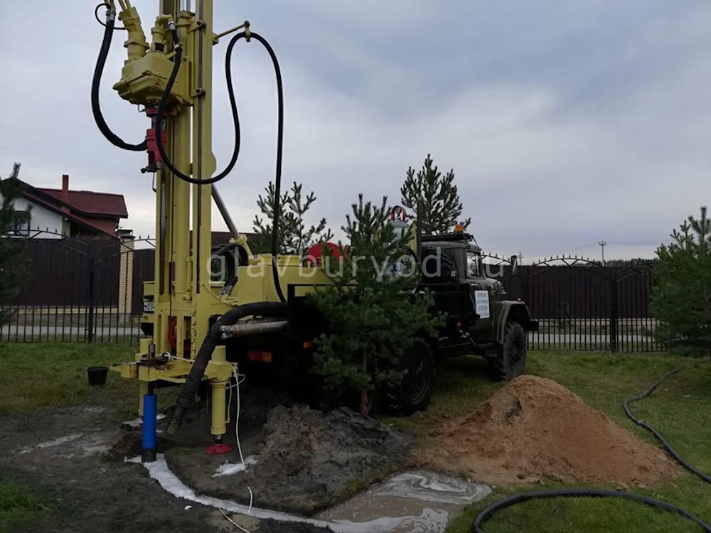 Какой объем воды можно поднять из артезианской скважины глубиной 50 метров