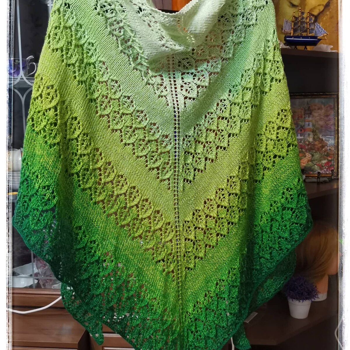 Шаль "Flenge"🦚, "Ажурные перья" из #yarnartflowers, тон 283, спицы 2,75. 🎁. Яркие сочные цвета с переходом от светлого к тёмному.  Размах 190 см, высота по центру 92 см!  Фото больше не нашла уже( #flengeshawl #шальажурная #шальспицами #шальажурная #ярнартконкурс #ярнартфловерс #шальсградиентом #вязаниеспицами #shawlknitting 