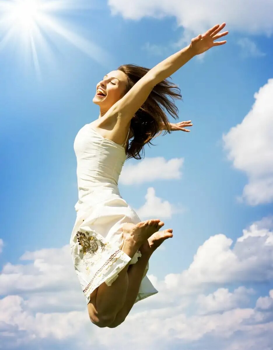 
От чего она зависит? 
Ни для кого не секрет, что все родом из детства. Именно в раннем возрасте наше окружение даёт (или не даёт) нам понять, что мы, вне зависимости от нашей внешности, поведения,  достижений, успехов являемся ценностью сами по себе, такие, как есть. 
Самое первое и самое важное - это безусловная любовь родителей, их тёплые, полные обожания и ободрения слова, их вера в вас. Ребенок с детства понимает, что он важен, что все ему под силу, что весь мир отвечает ему улыбкой. 
Взрослея важно сохранить адекватную самооценку, адекватное понимание своих положительных и отрицательных качеств, трезвое оценивание своих сильных и слабых сторон, знание своих возможностей и потребностей, своего внутреннего потенциала. Это любовь к себе, вера в свои силы, в свои достоинства.
Адекватная самооценка - это способность к самокритике, работа над собой, над своими ошибками, благодаря чему недостатки устраняются, а сильные качества культивируются. Человек с такой самооценкой может принимать решения и нести за них ответственность; выражать свое мнение; он стрессоустойчив; реально смотрит на вещи. Он живёт легко, гармонично, имеет много друзей и у него есть все шансы достичь в жизни больших высот.

Если ваша самооценка занижена,  её можно корректировать:
- заниматься саморазвитием, учиться, прокачивать интеллект. Кроме повышения самооценки вы ещё станете и интересным собеседником;
- научитсья принимать комплименты не смущаясь;
- перестать за все подряд оправдываться;
- хвалить себя постоянно, даже по небольшому поводу;
- дать себе право на ошибки и избавиться от чувства вины!

Любите себя, балуйте себя, верьте в себя - и тогда ваша жизнь измениться!