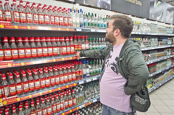 Мой товарищ на аукционе купил бутылку советской водки. Как думаете, сколько заплатил? Чуть больше 1000 рублей. И это он сторговался.-4