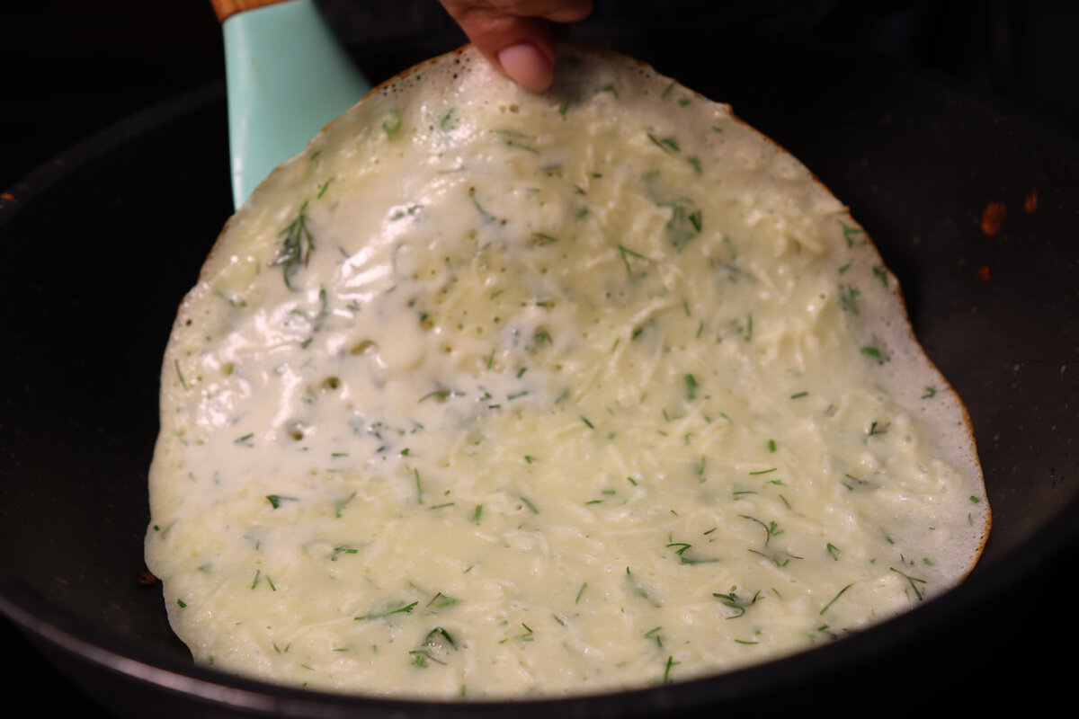 Когда хочется что-то интересное, добавляю в тесто для блинов сыр и зелень. Блины вкусные и не надо начинку в каждый заворачивать