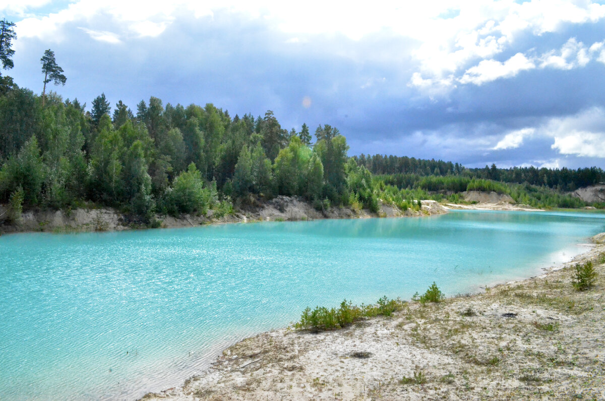 Фото сделано в конце августа, погода преддождевая, и все равно цвет воды волшебный!