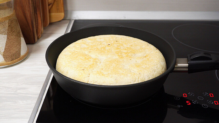 Хлеб на сковороде быстро на молоке. Хлеб на сковороде без дрожжей. Хлеб молоко яйца. Сладкие гренки из батона. Гренки домашние.