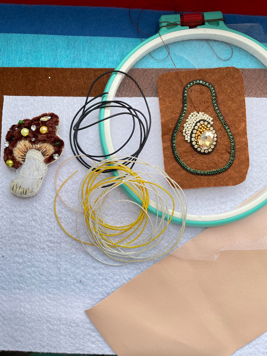 Пяльца удобнее брать совсем не большого размера. Фетр подбираете под цвет изделия т.е. если работа светлая значит берём белый фетр , если работа в чёрных оттенках то лучше брать чёрный и т.д. 