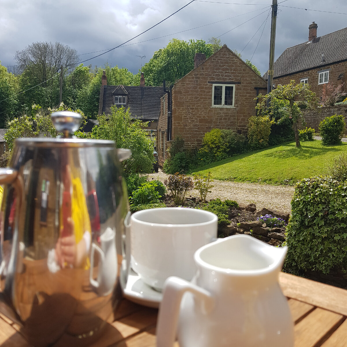 Весеннее чай-кофе питие в деревне , Котсволдс, Глостершир, Англия, Великобритания