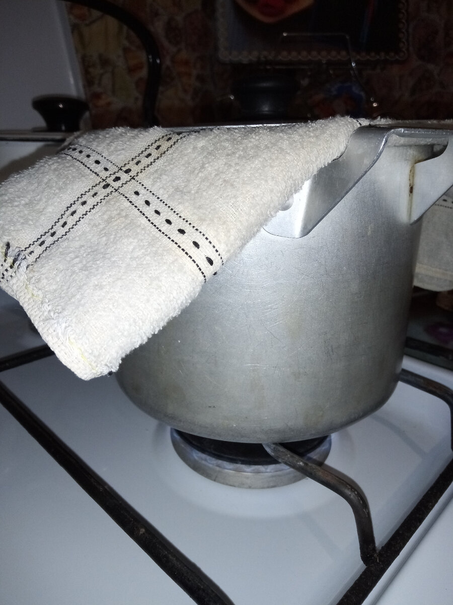 Оставить рис под полотенцем на несколько минут.