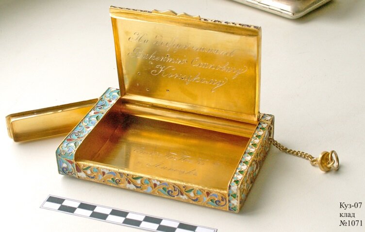 Портсигар с памятной надписью из клада купца Котельникова. Фото из фондов ЛОКМ