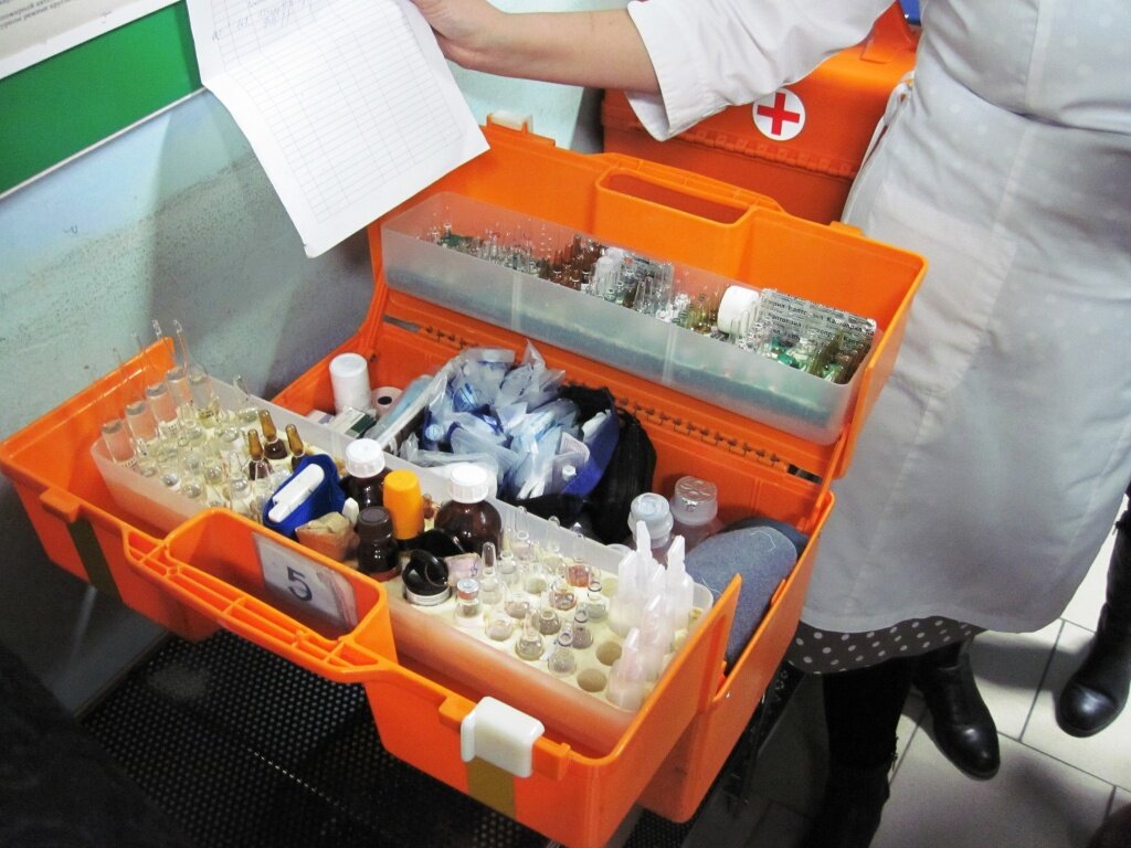 В Твери прокуратура потребовала восполнить сумки-укладки платной скорой