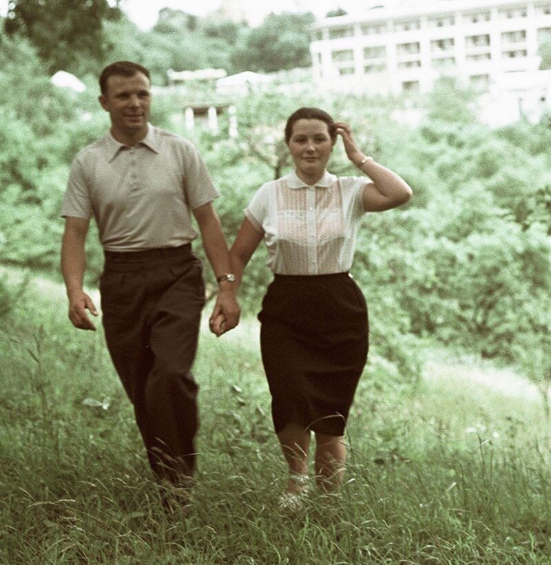 Гагарин был не только первооткрывателем космоса и национальным героем, но и признанным красавцем. Его жена Валентина прожила с ним в браке всего 10 лет, но верность хранила ему до самой смерти.-2