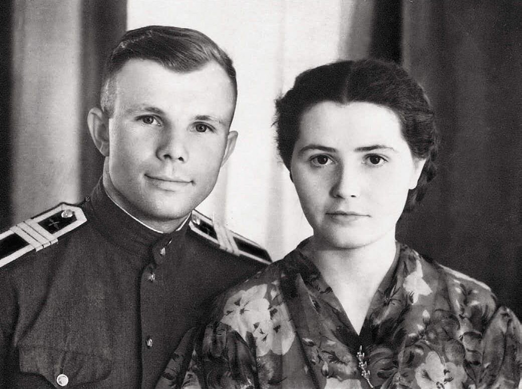 Гагарин был не только первооткрывателем космоса и национальным героем, но и признанным красавцем. Его жена Валентина прожила с ним в браке всего 10 лет, но верность хранила ему до самой смерти.-3