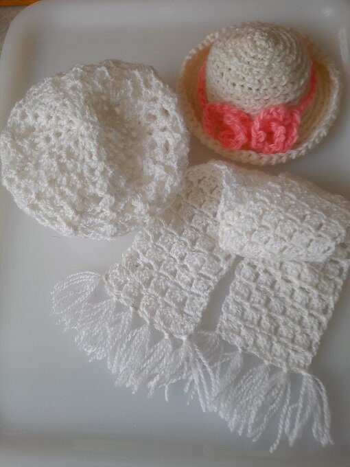 Шляпка цвета шампань, белый берет и шарф. Апрель, 2022. 