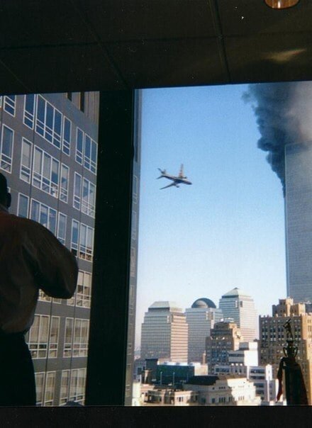 Peдкоe фoтo самолета, летящего в Башни Близнецы. 11.09.01